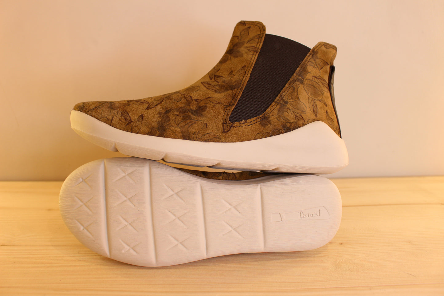 Chelsea cuir velours de couleur ocre imprimé feuillage THINK