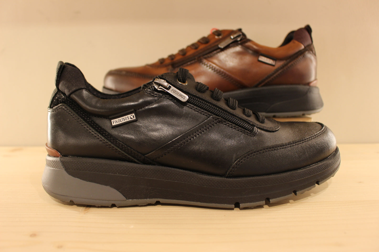 Sneakers homme en cuir marron ou noir semelle interne amovible PIKOLINOS