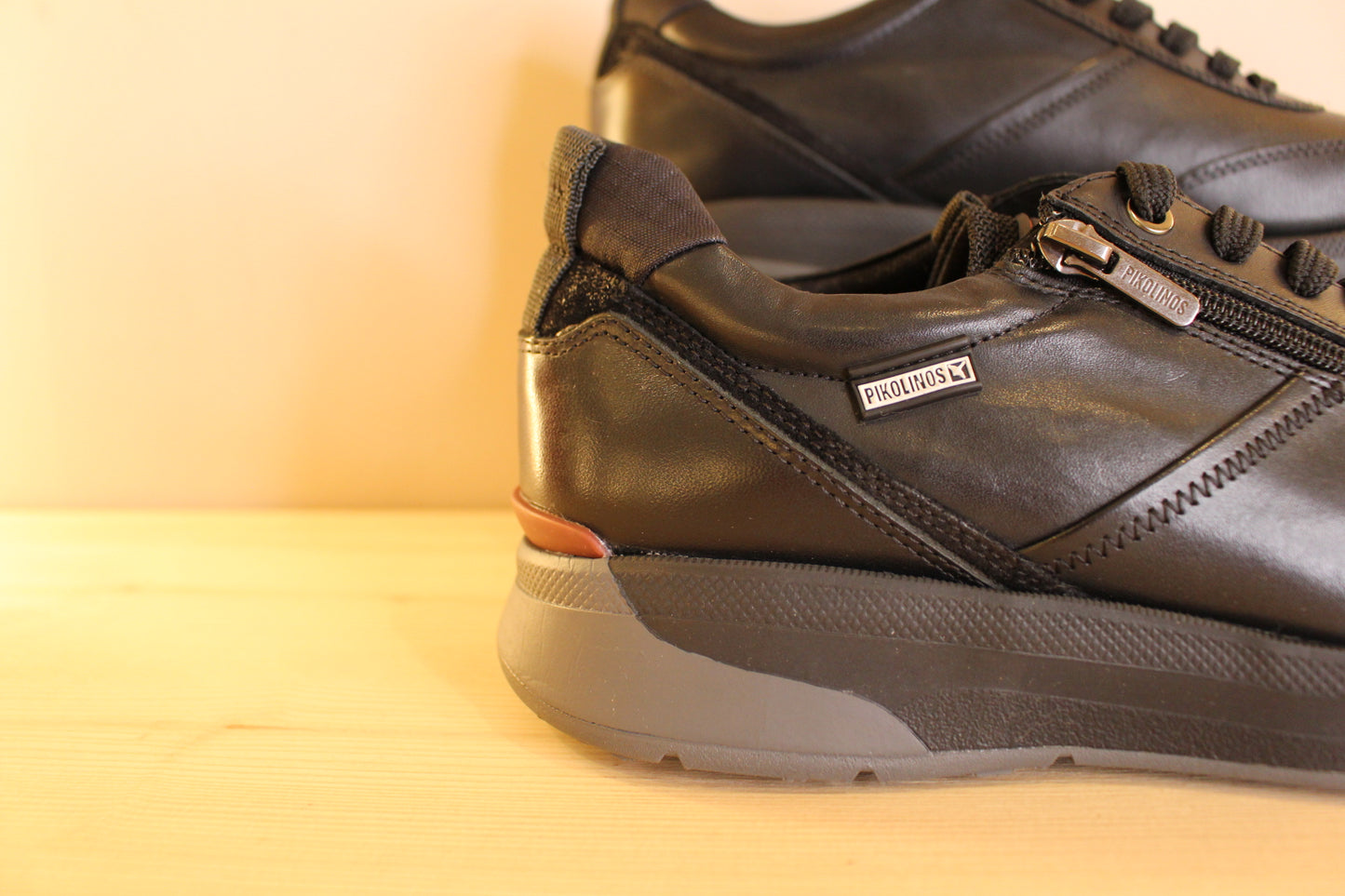 Sneaker homme en cuir noir PIKOLINOS serrage lacet et zip