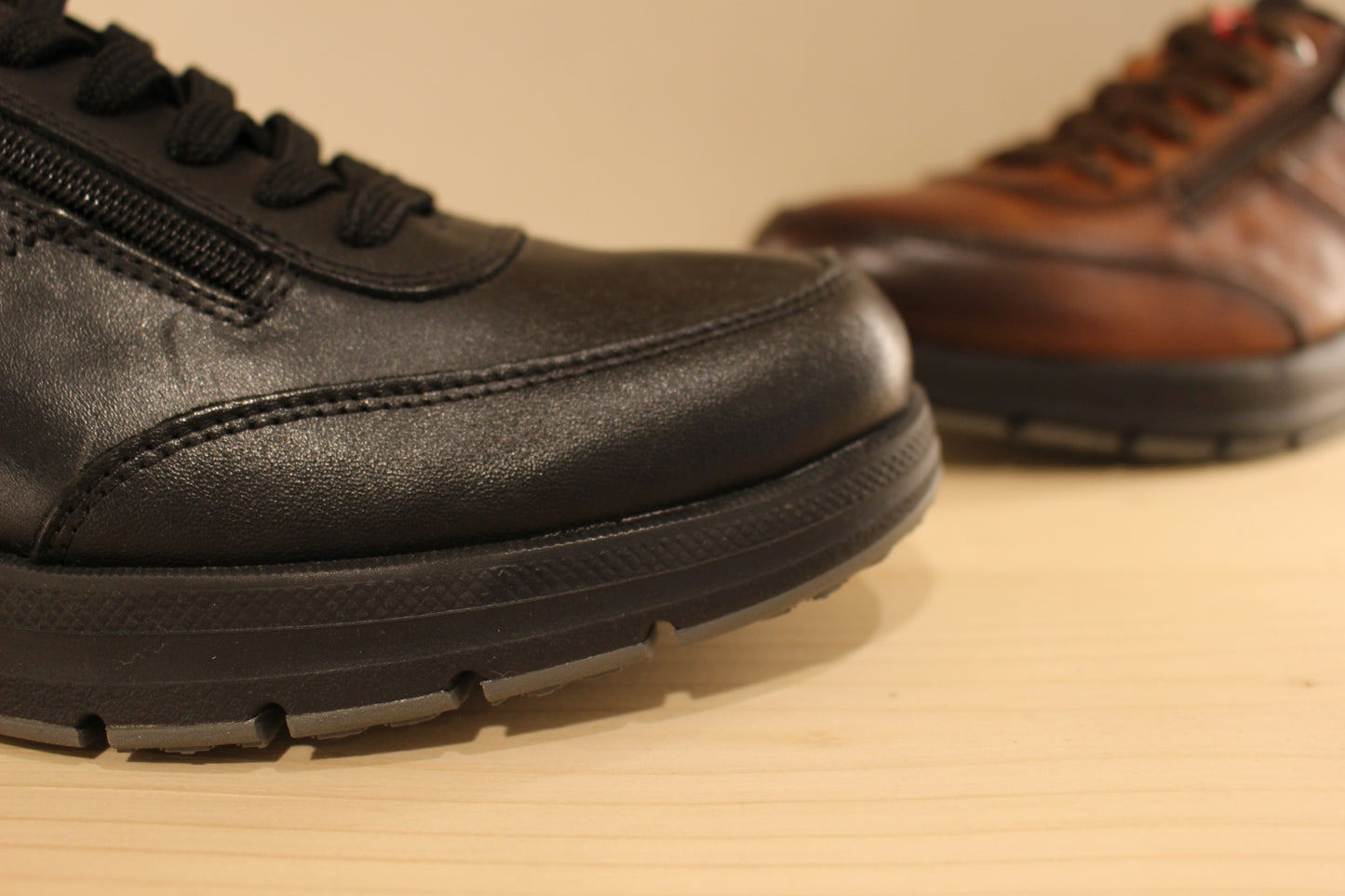 Sneakers homme en cuir marron ou noir semelle interne amovible PIKOLINOS