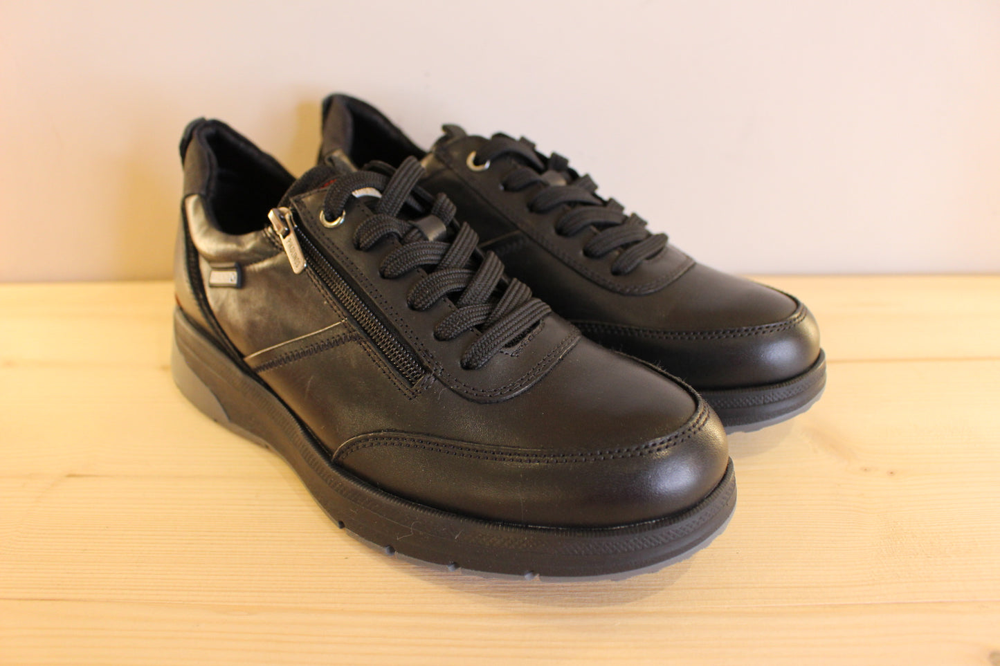 Sneaker homme en cuir noir PIKOLINOS serrage lacet et zip