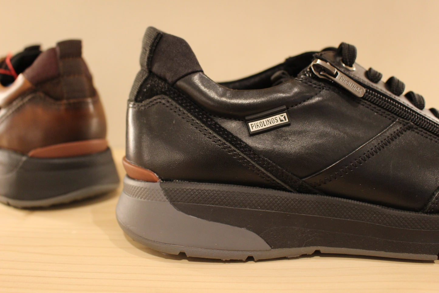 Sneakers homme en cuir marron ou noir semelle interne amovible PIKOLINOS