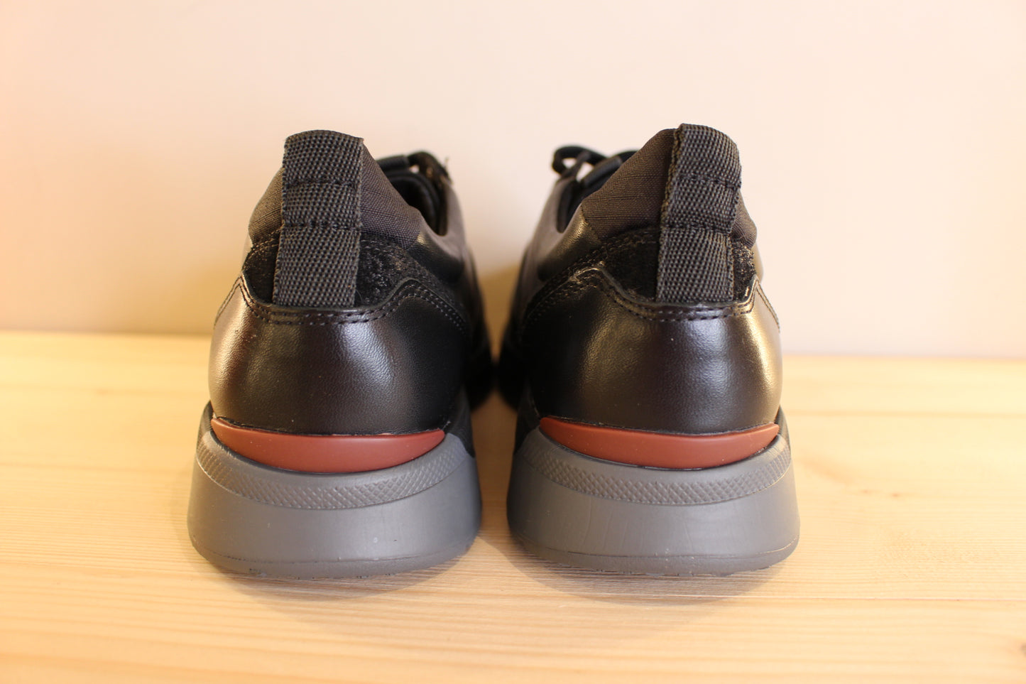 Sneaker homme en cuir noir PIKOLINOS serrage lacet et zip