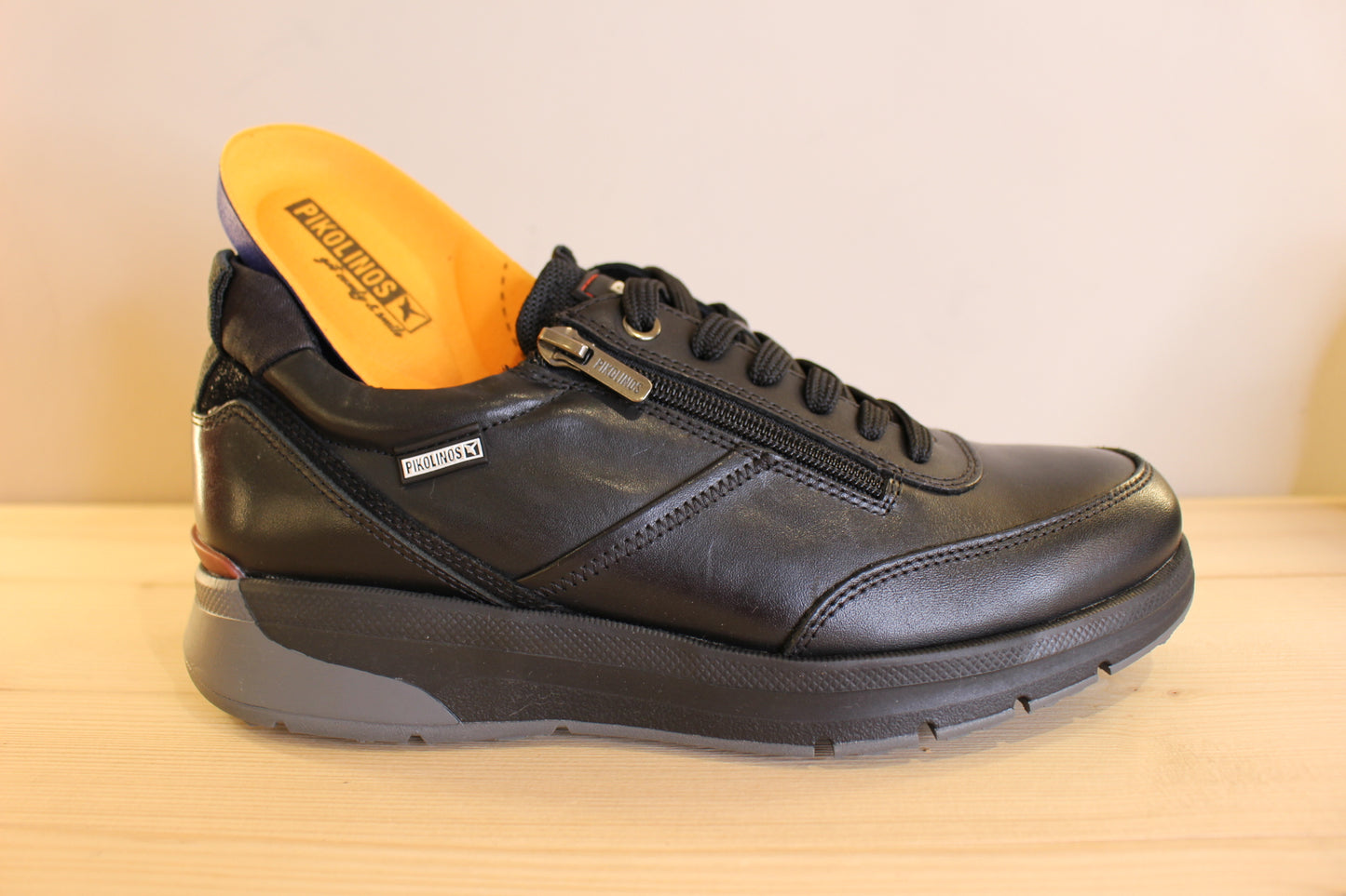 Sneaker homme en cuir noir PIKOLINOS serrage lacet et zip