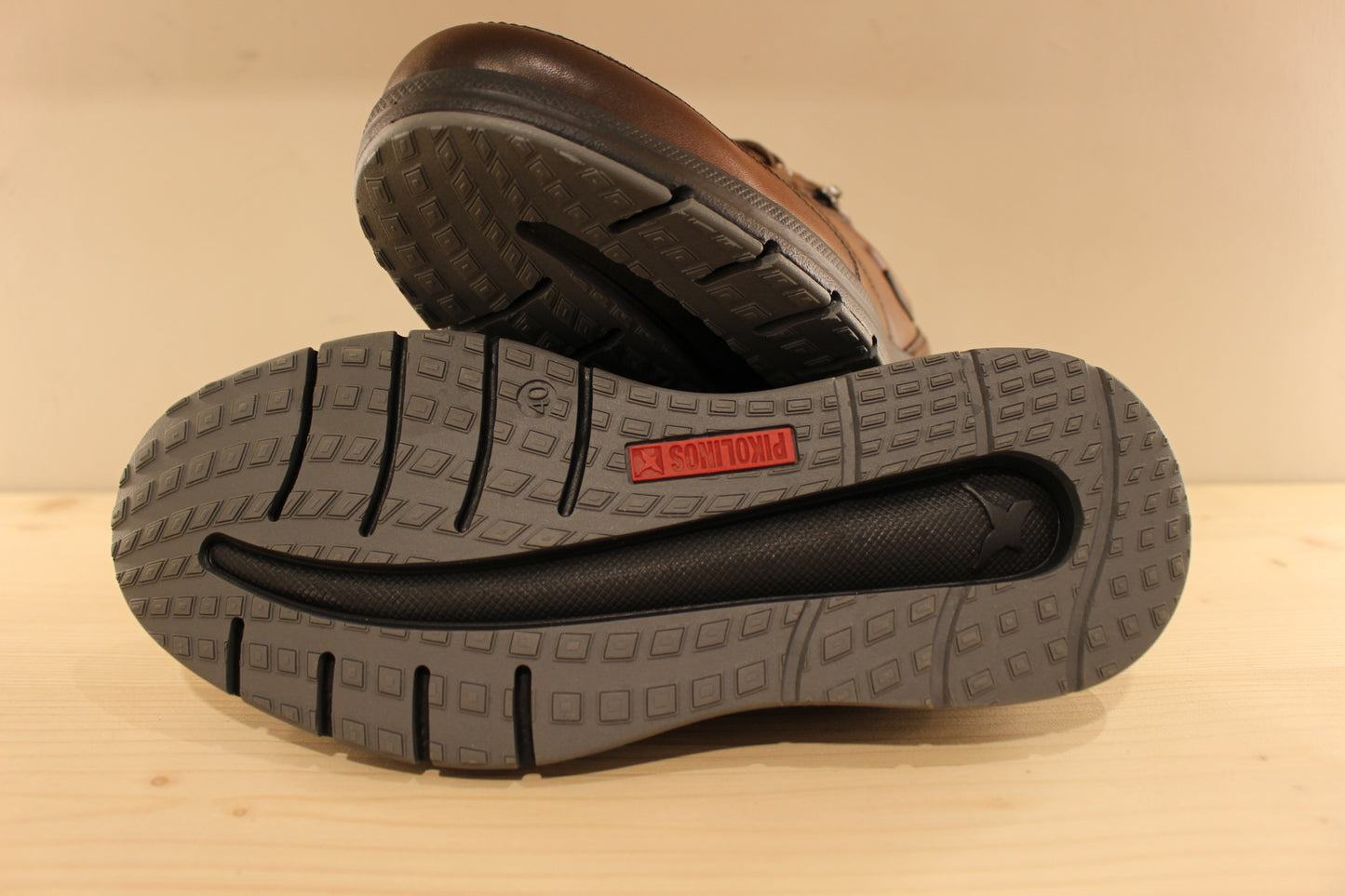 Sneakers homme en cuir marron ou noir semelle interne amovible PIKOLINOS