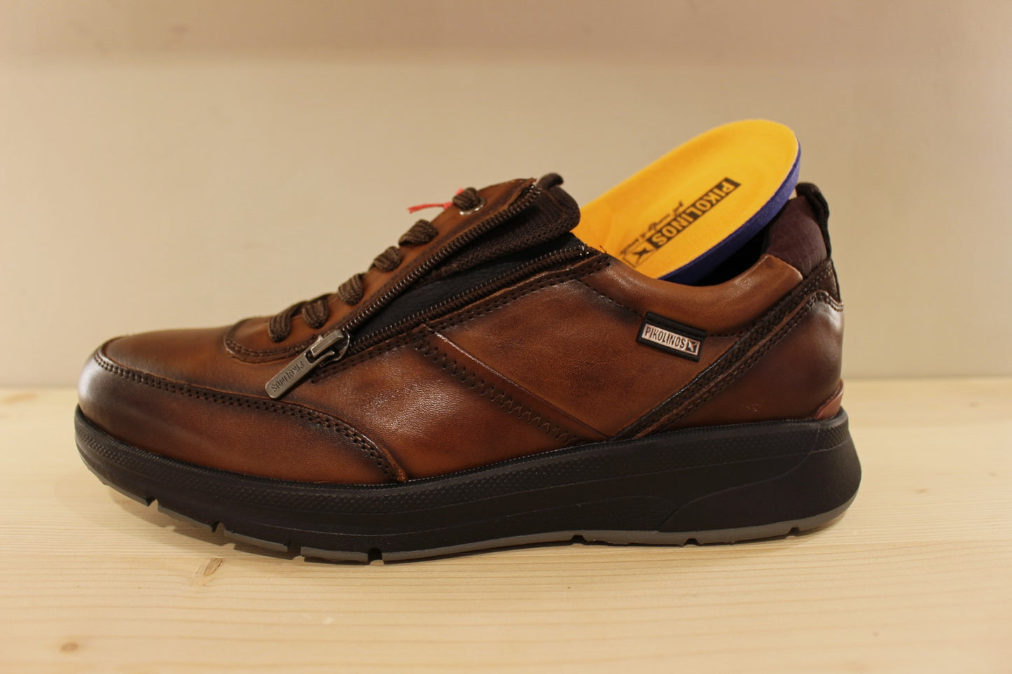Sneakers homme en cuir marron ou noir semelle interne amovible PIKOLINOS