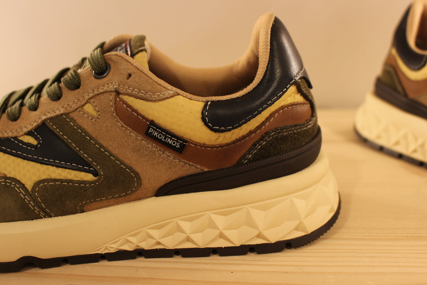 Basket PIKOLINOS en cuir noir, nubuck camel et kaki