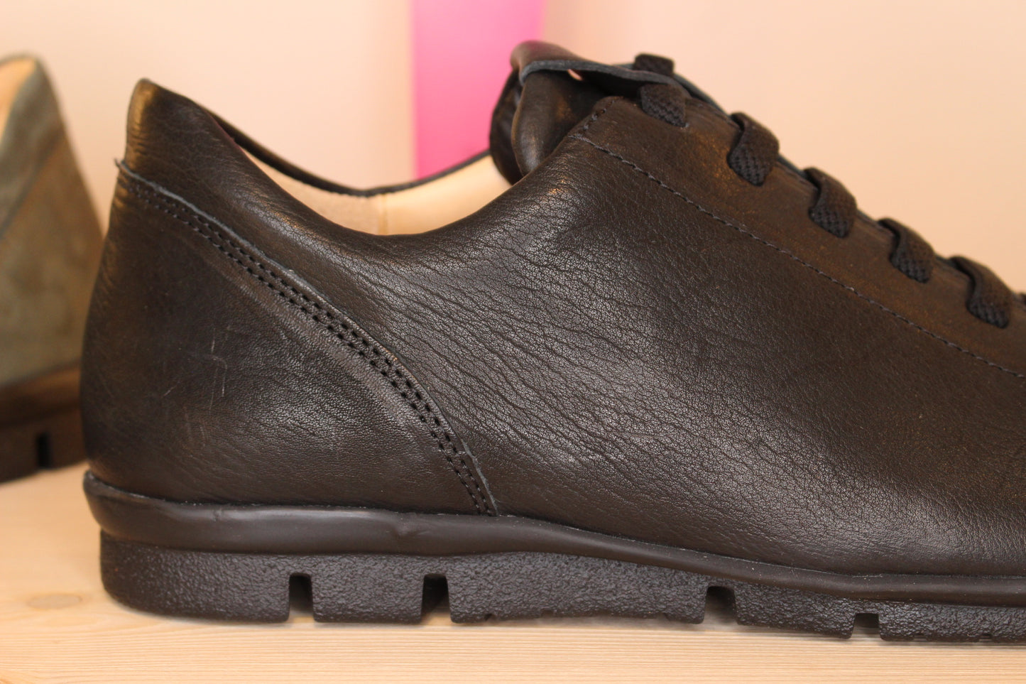 Sneaker fabrication autrichienne cuir vert ou noir THINK Homme