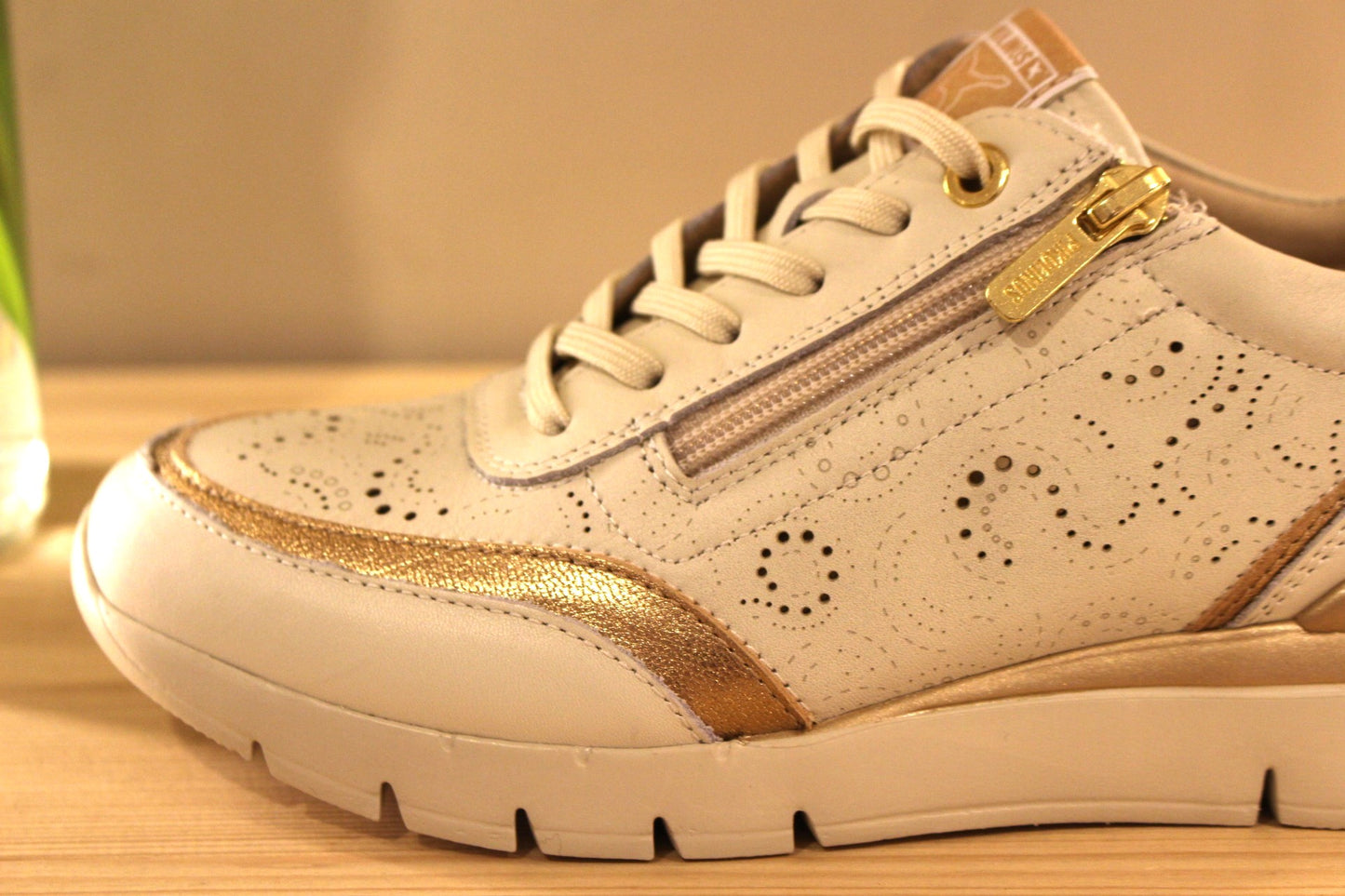 Zoom sur le devant de la chaussure