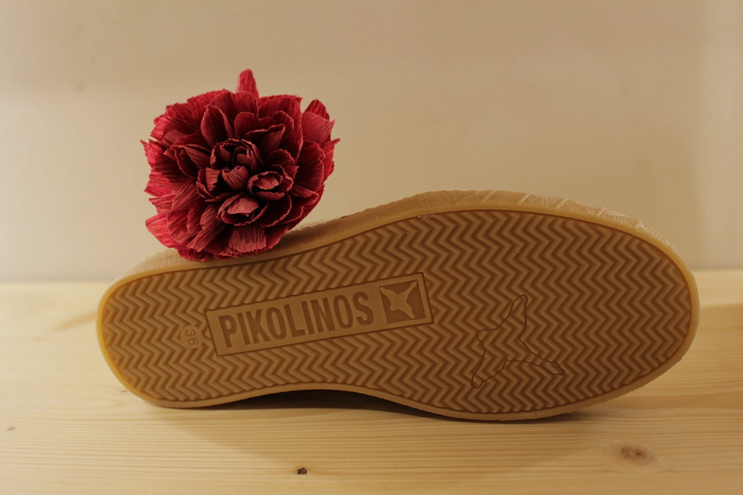 Basket femme en cuir perforé de couleur blanc PIKOLINOS