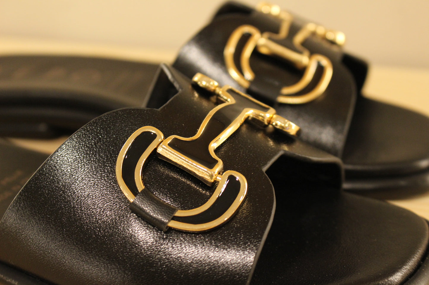 Mules en cuir de couleur noir. Habillage boucle noir et doré décoratif REPO