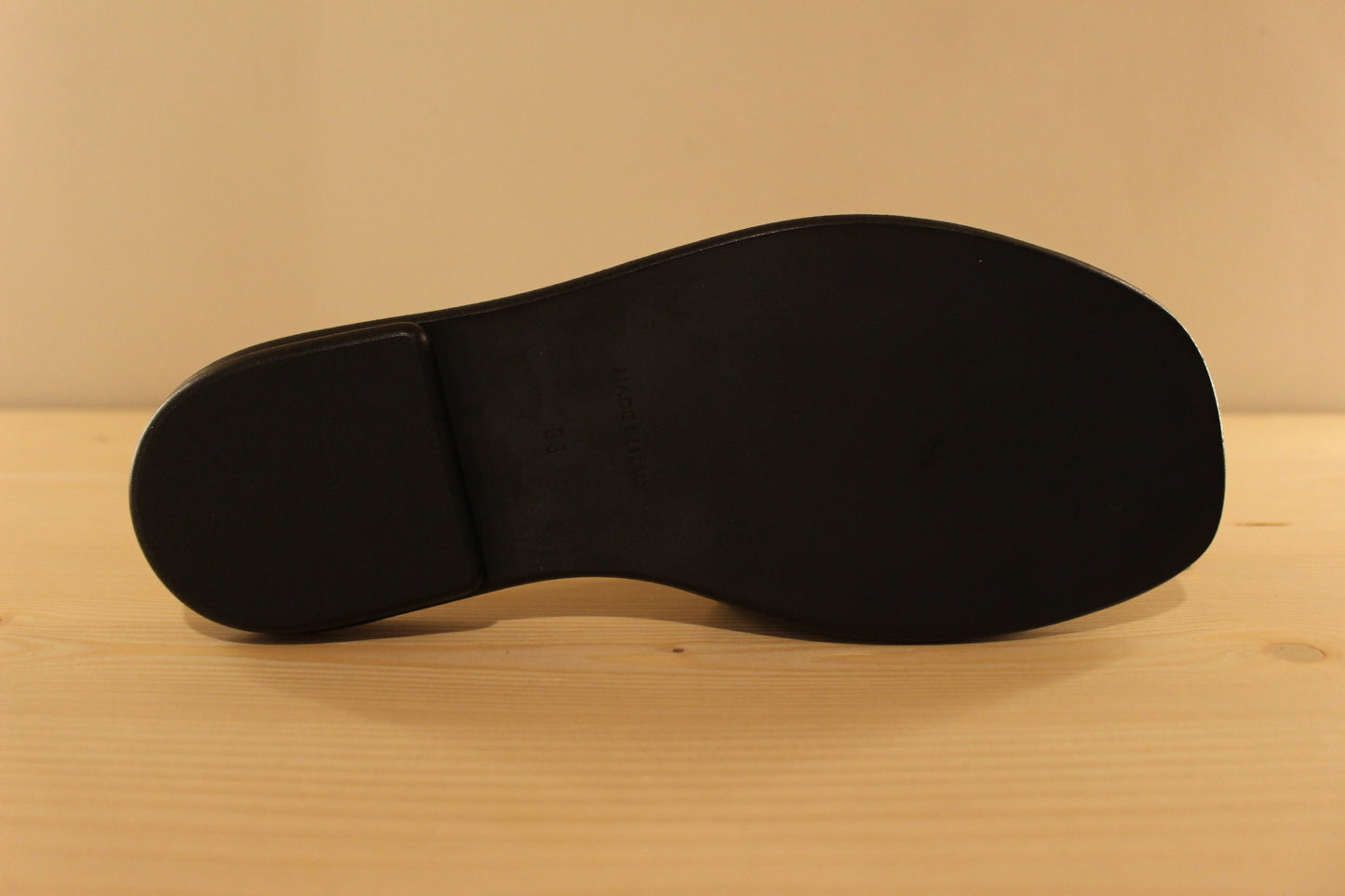 Mules en cuir de couleur noir. Habillage boucle noir et doré décoratif REPO