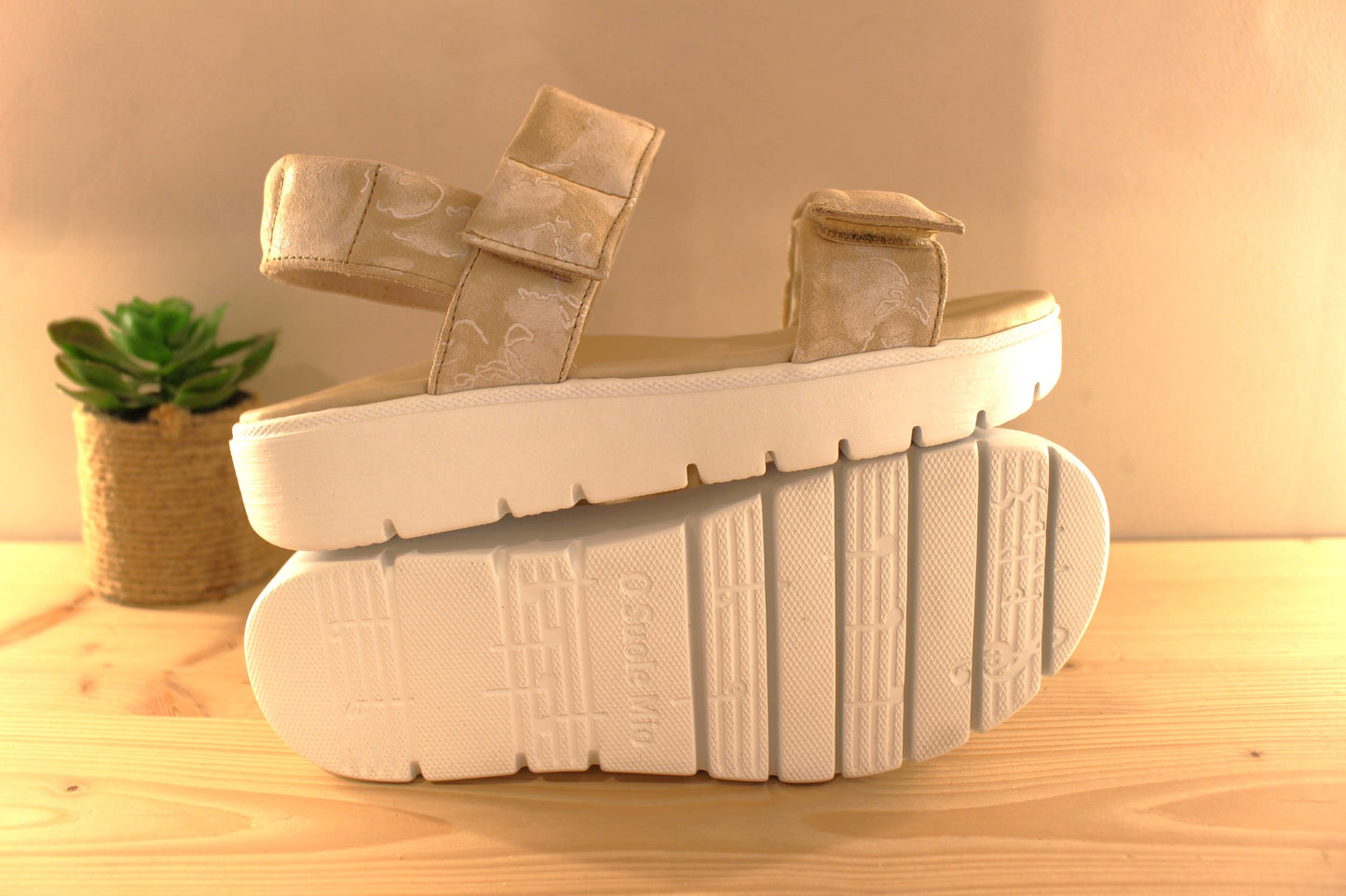 Sandales en cuir molletonées de couleur beige imprimé nuage légèrement irisé. Serrage par scratch sur le coup de pied et l'avant. THINK