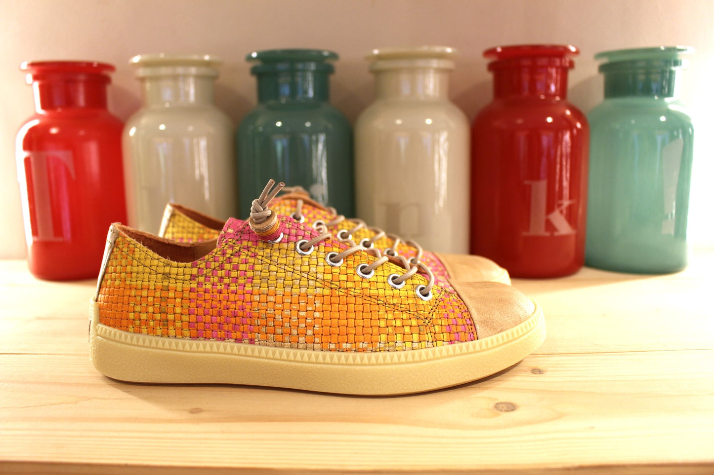 Sneaker cuir tressé nuances de rose, jaune et orange semelle amovible THINK