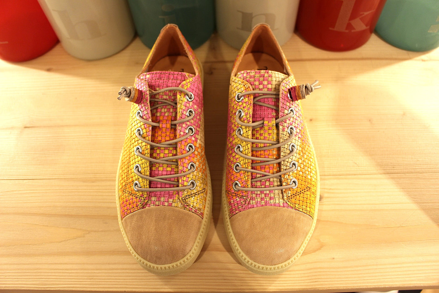 Sneaker cuir tressé nuances de rose, jaune et orange semelle amovible THINK