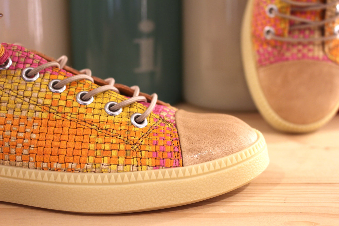 Sneaker cuir tressé nuances de rose, jaune et orange semelle amovible THINK