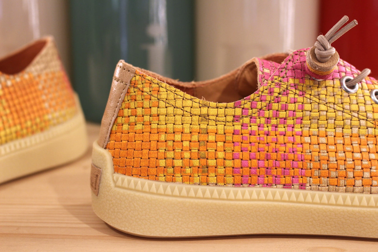 Sneaker cuir tressé nuances de rose, jaune et orange semelle amovible THINK