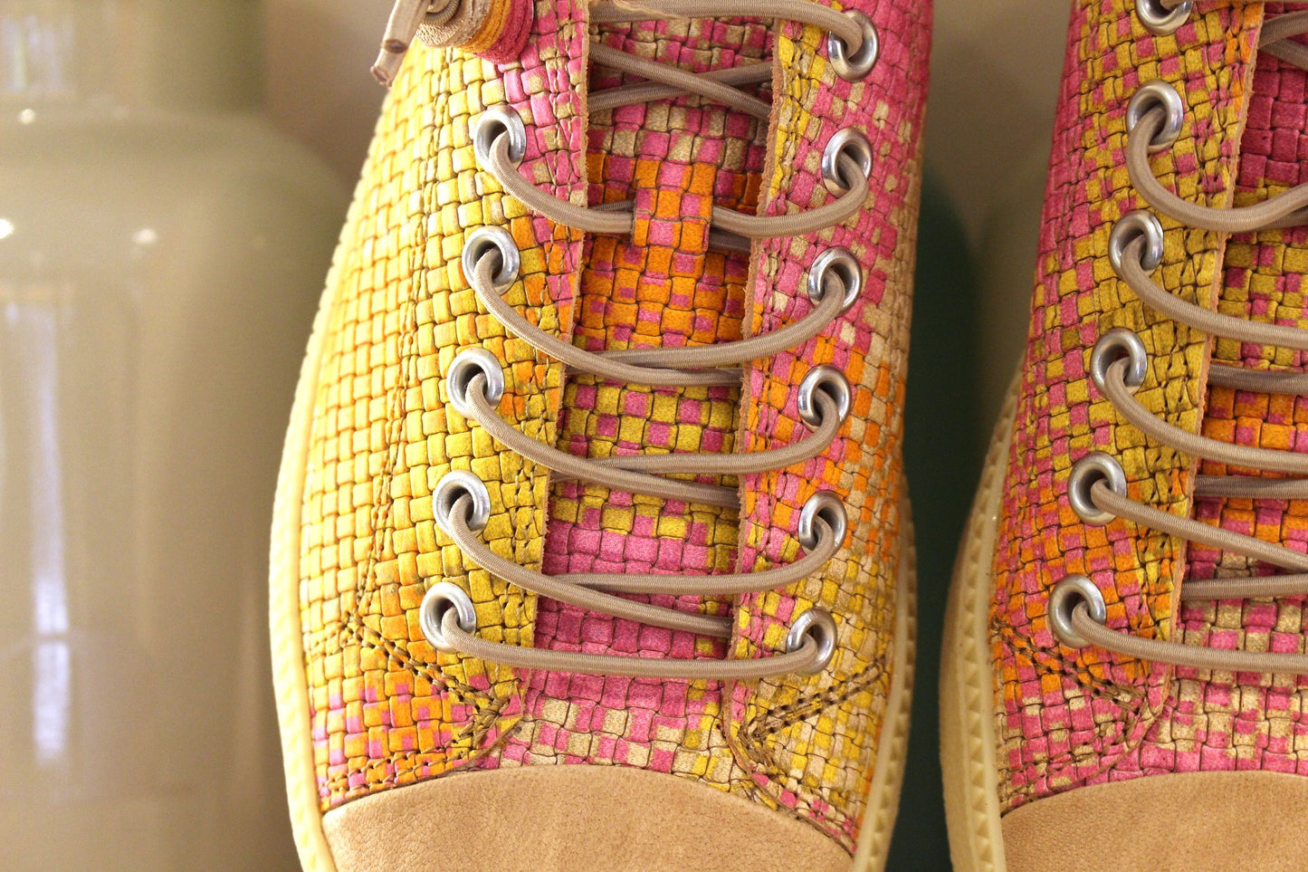 Sneaker cuir tressé nuances de rose, jaune et orange semelle amovible THINK