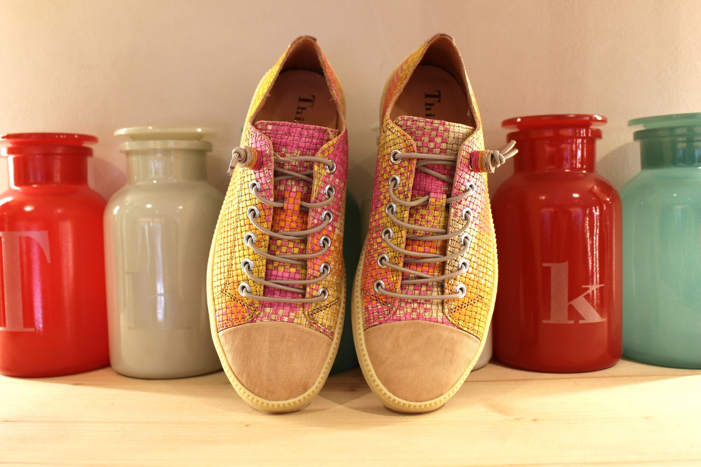 Sneaker cuir tressé nuances de rose, jaune et orange semelle amovible THINK