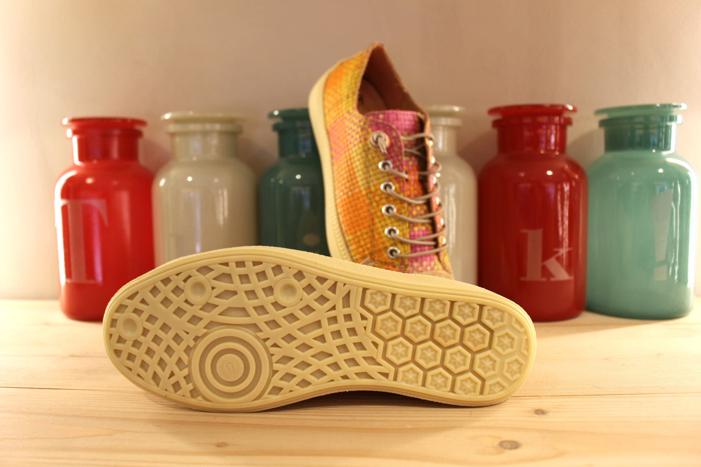 Sneaker cuir tressé nuances de rose, jaune et orange semelle amovible THINK