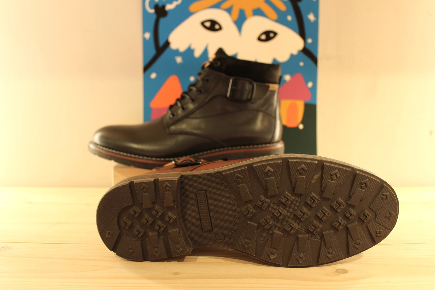 Bottines Pikolinos en cuir de couleur cuero ou de couleur noir. Cuir bleu marine sur l'arrière de la marron. Croûte de cuir ton sur ton sur le haut de la tige.