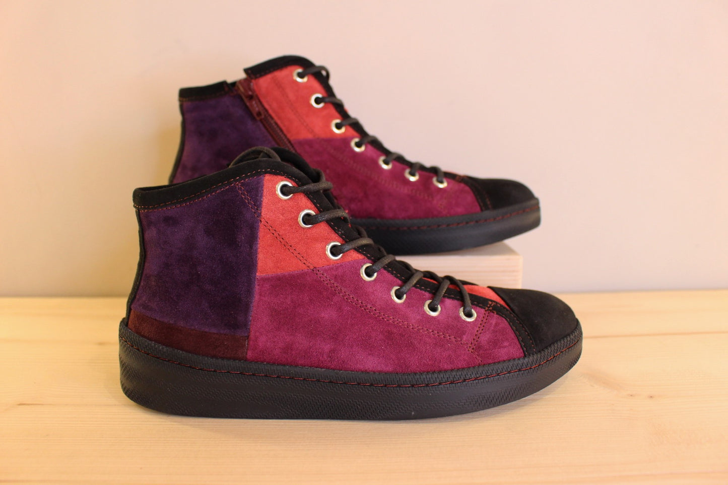 Sneaker montant cuir velours patchwork violine, noir, rouge THINK