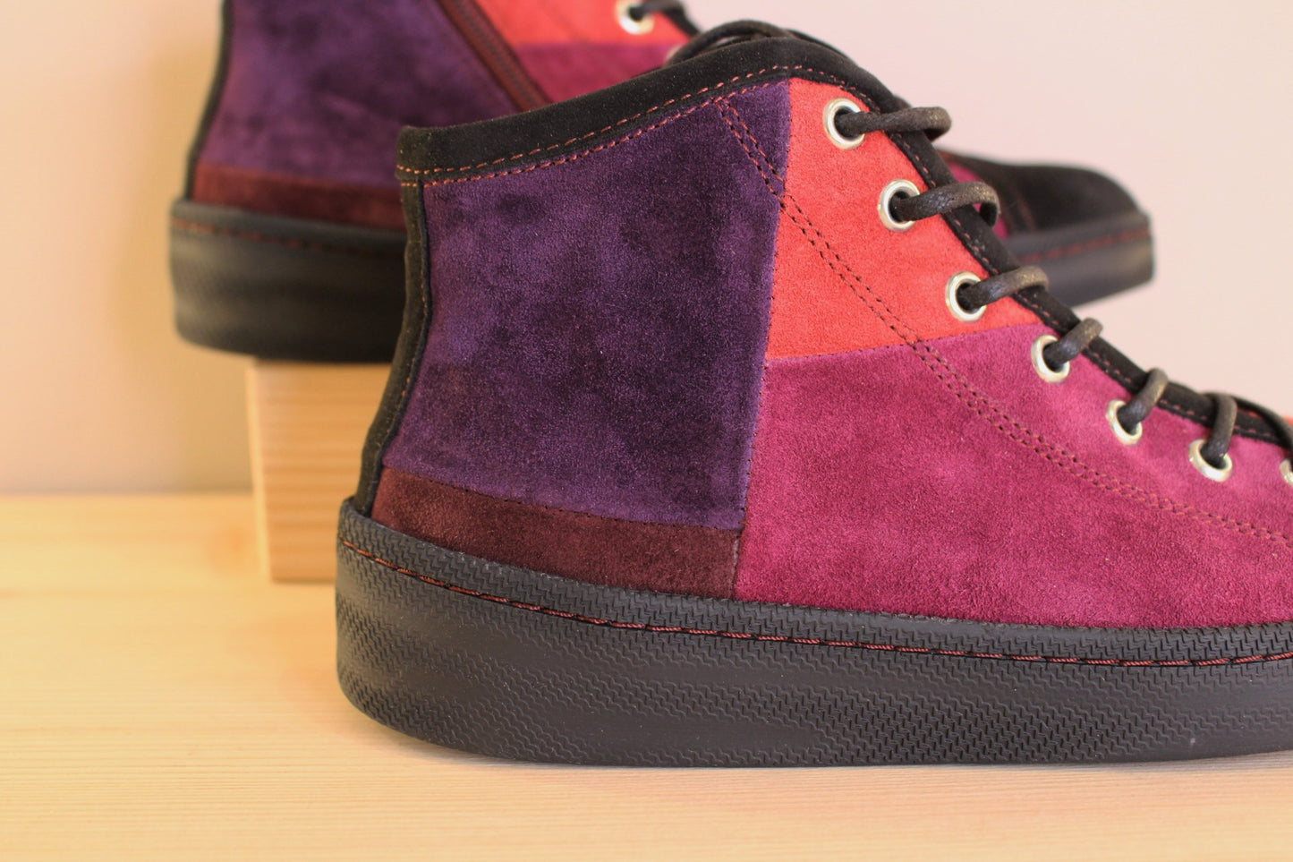Sneaker montant cuir velours patchwork violine, noir, rouge THINK