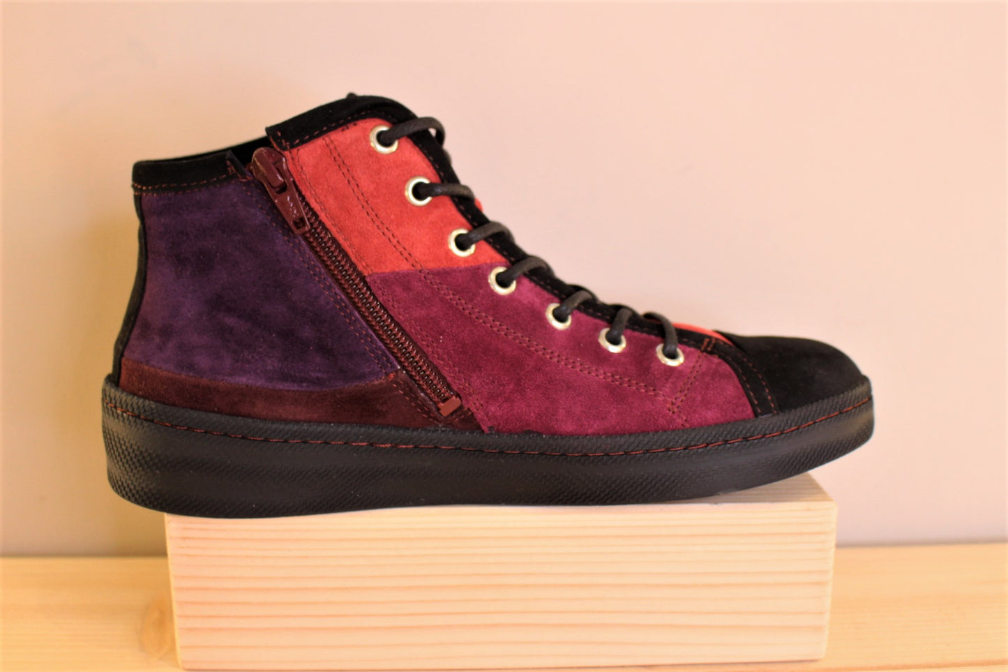 Sneaker montant cuir velours patchwork violine, noir, rouge THINK