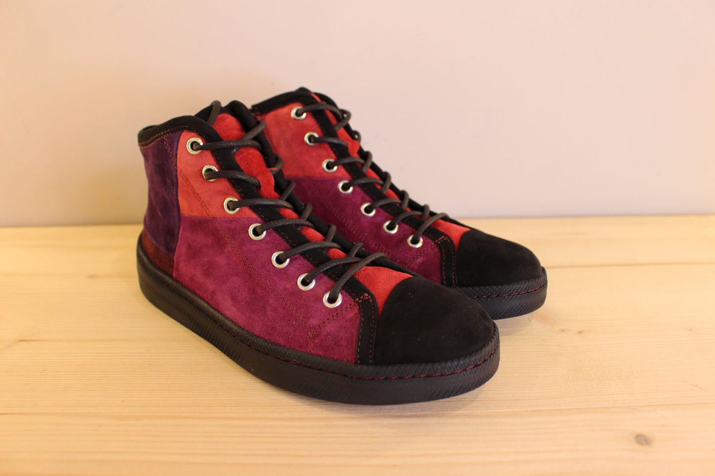 Sneaker montant cuir velours patchwork violine, noir, rouge THINK