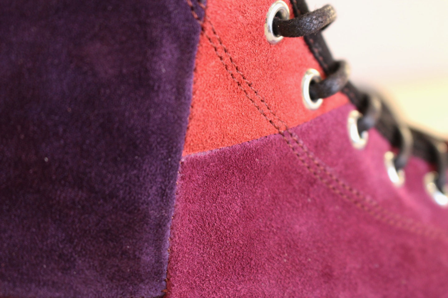 Sneaker montant cuir velours patchwork violine, noir, rouge THINK