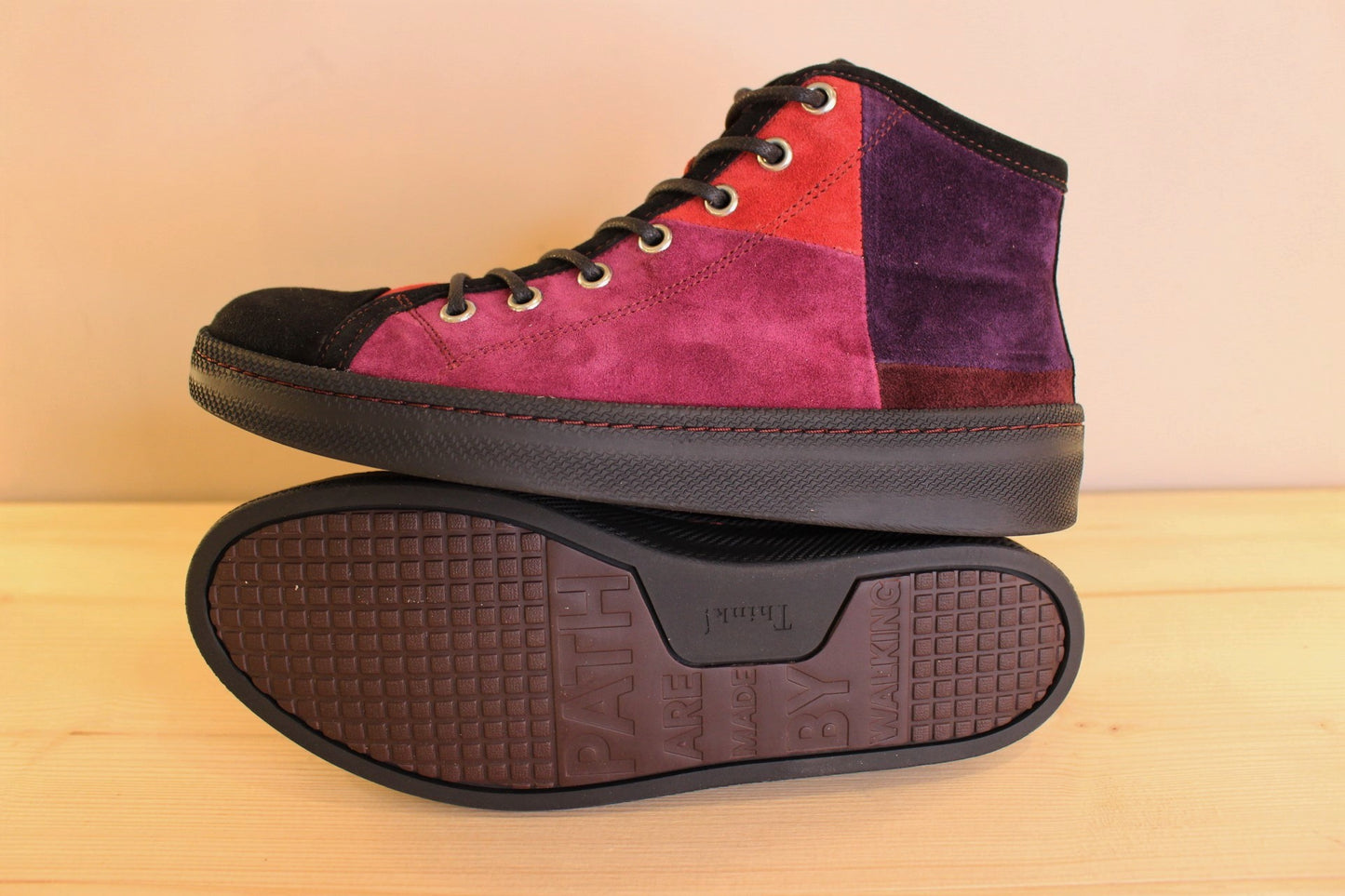 Sneaker montant cuir velours patchwork violine, noir, rouge THINK