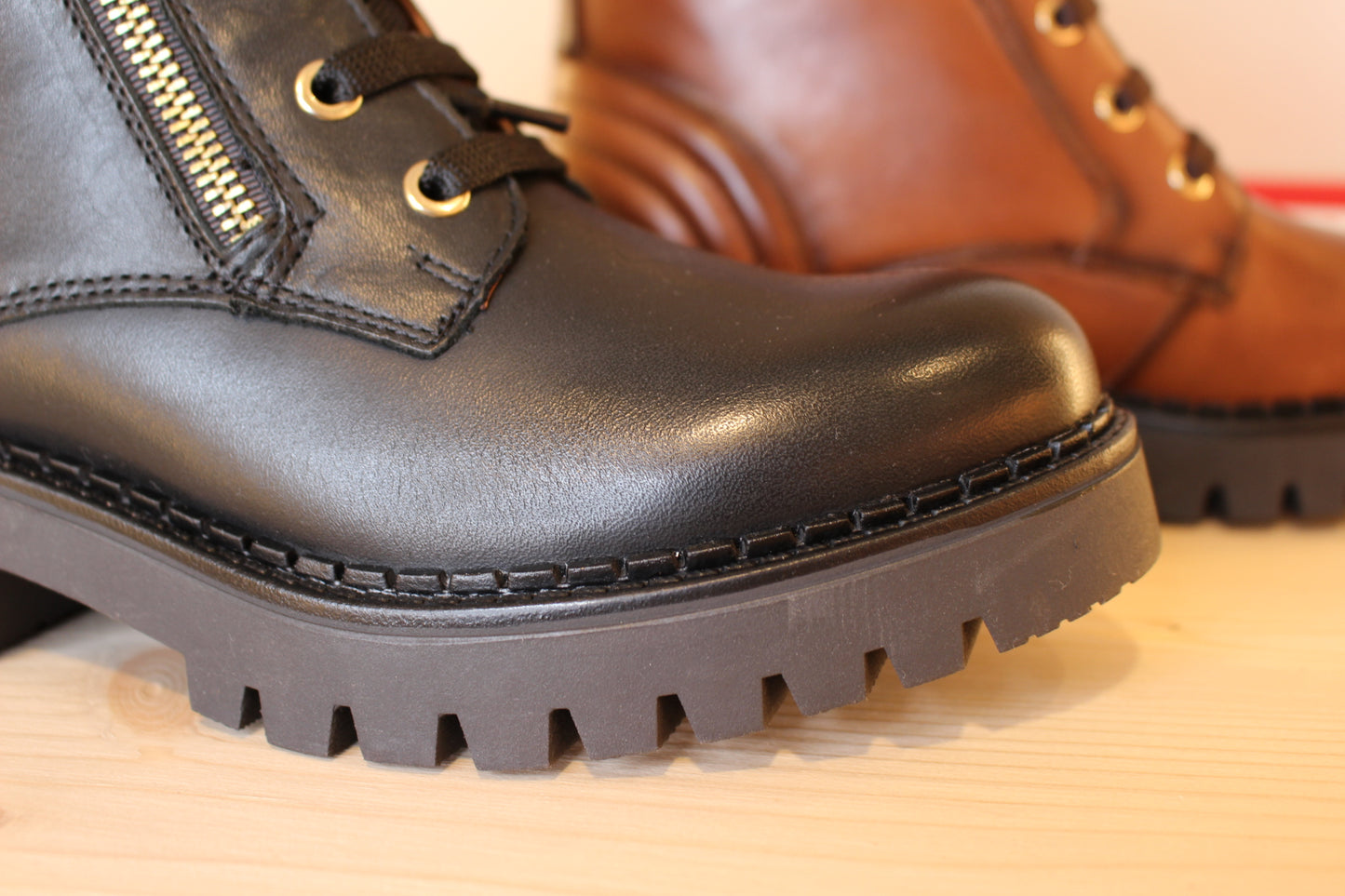 Bottines femme en cuir marron ou noir zip et lacets PIKOLINOS