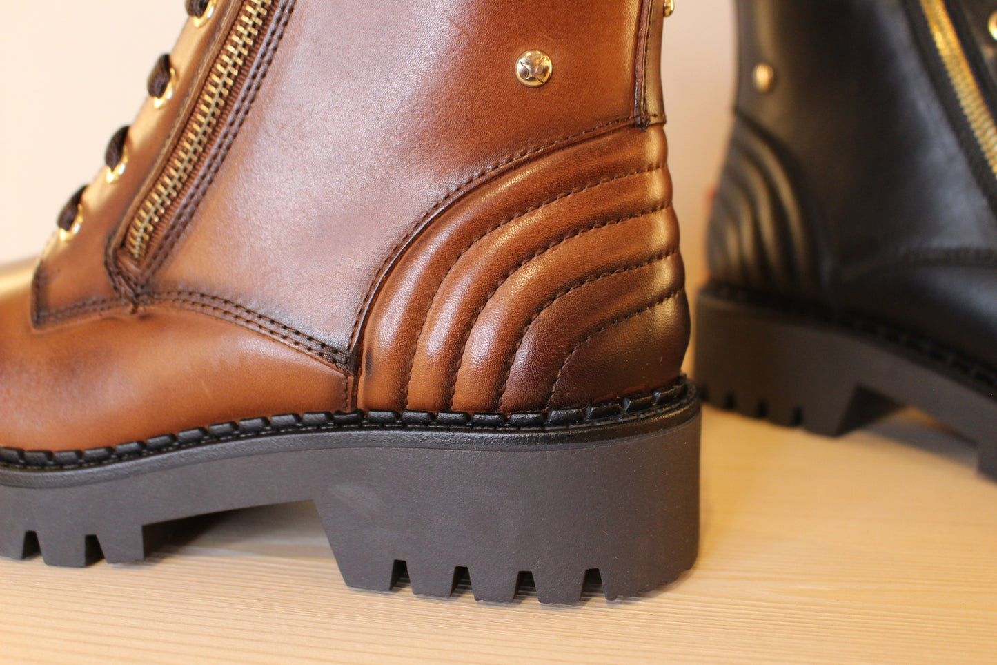 Bottines femme en cuir marron ou noir zip et lacets PIKOLINOS