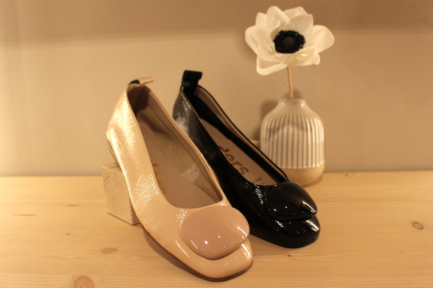 Ballerine très souple en cuir vernis beige rosé ou noir WONDERS