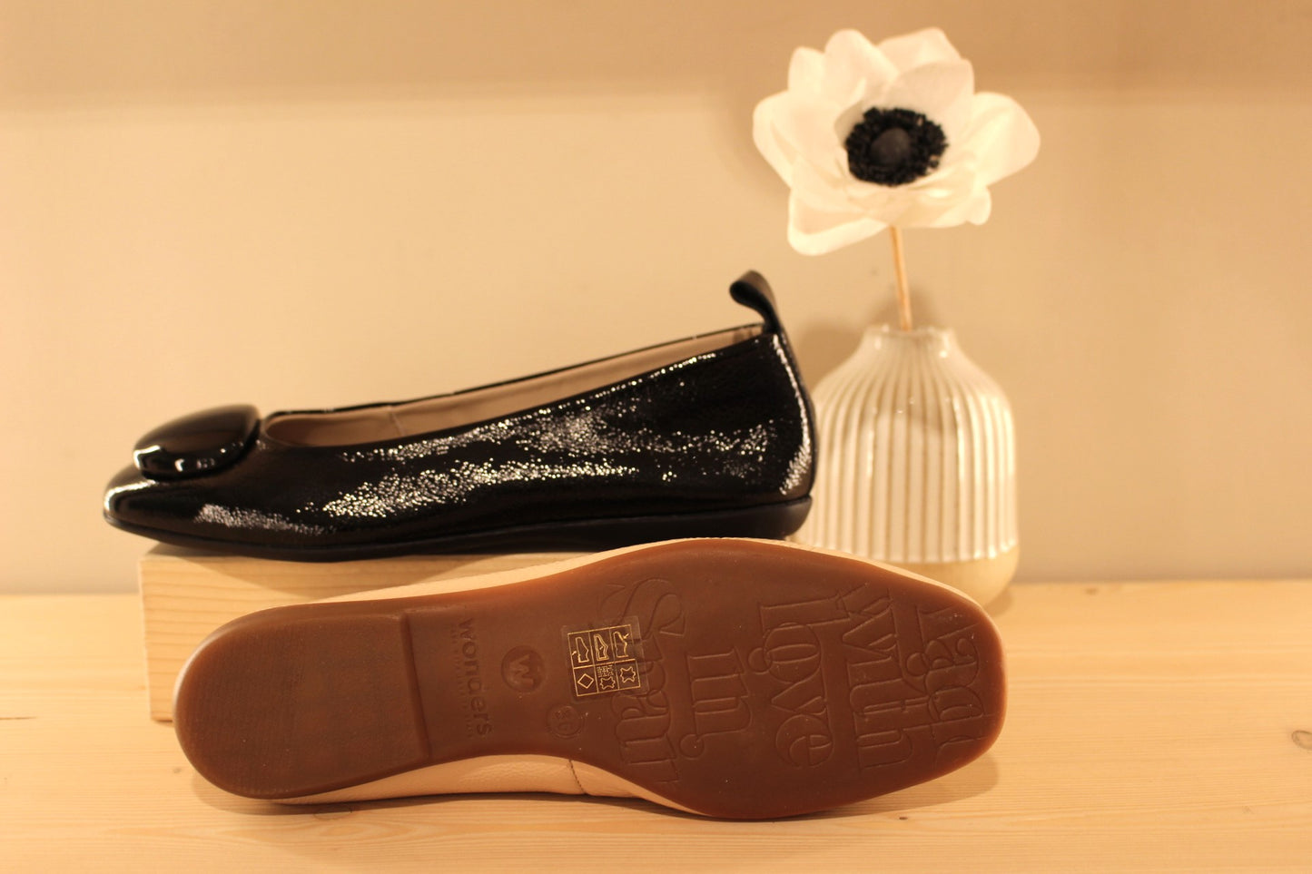 Ballerine très souple en cuir vernis beige rosé ou noir WONDERS