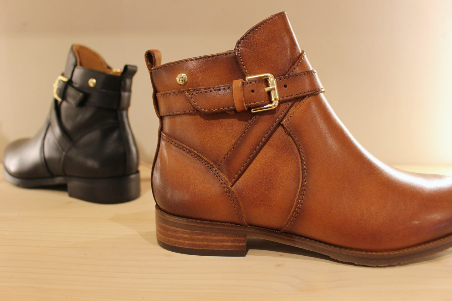 Bottines femme cuir marron ou noir PIKOLINOS