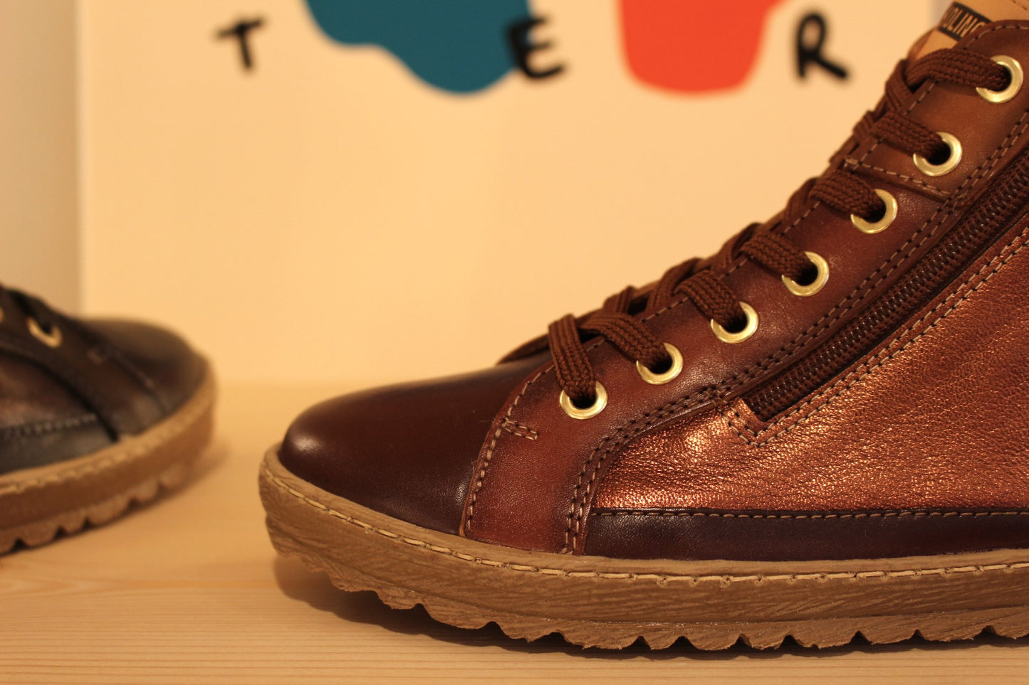 Sneaker femme en cuir métallisé, croûte vert ou acajou PIKOLINOS
