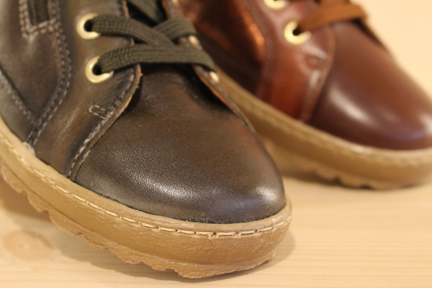 Sneaker femme en cuir métallisé, croûte vert ou acajou PIKOLINOS