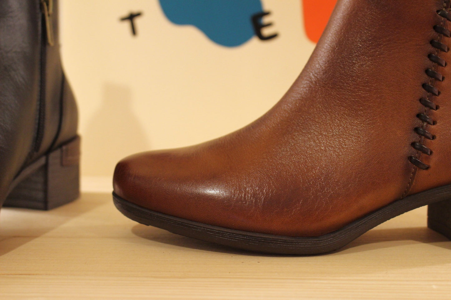 Bottines femme en cuir noir ou marron petit talon PIKOLINOS