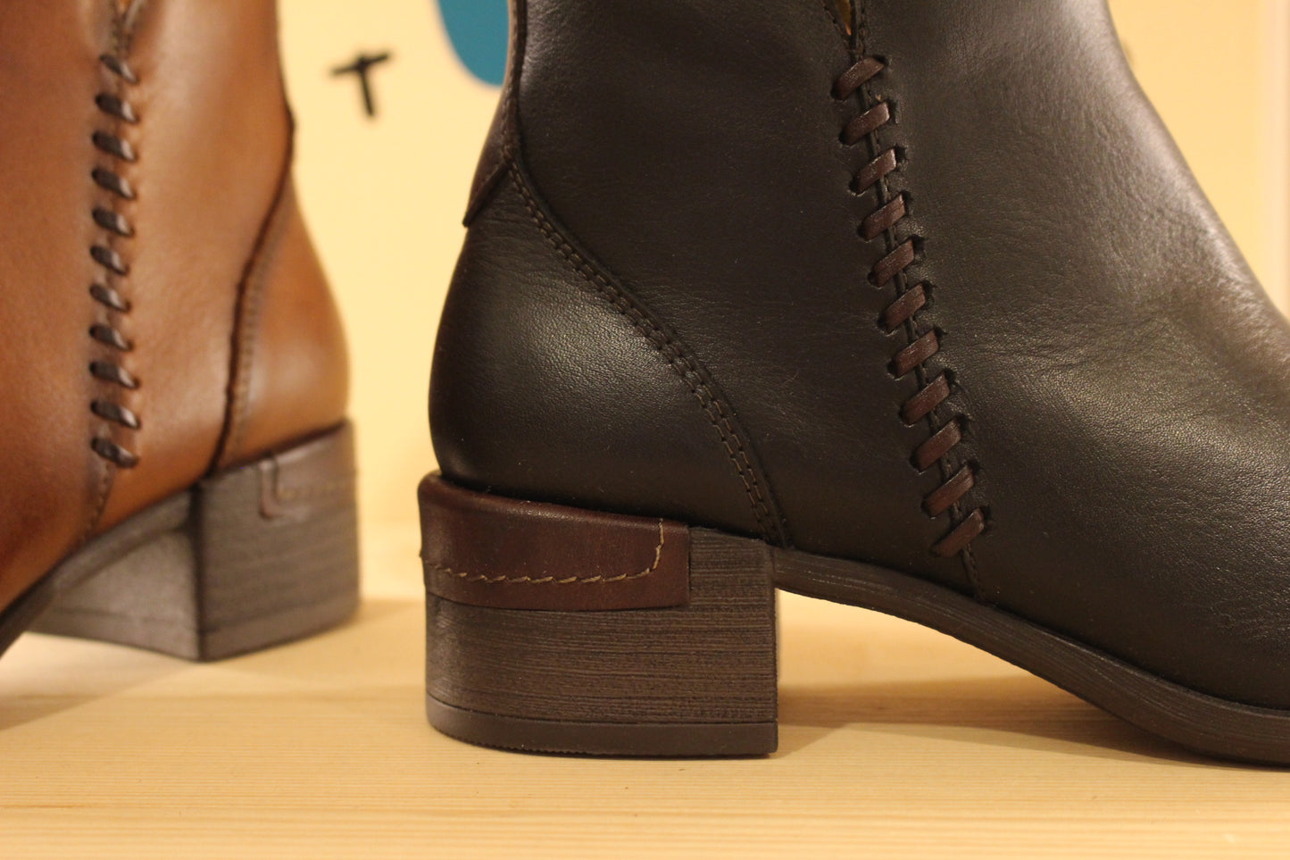 Bottines femme en cuir noir ou marron petit talon PIKOLINOS