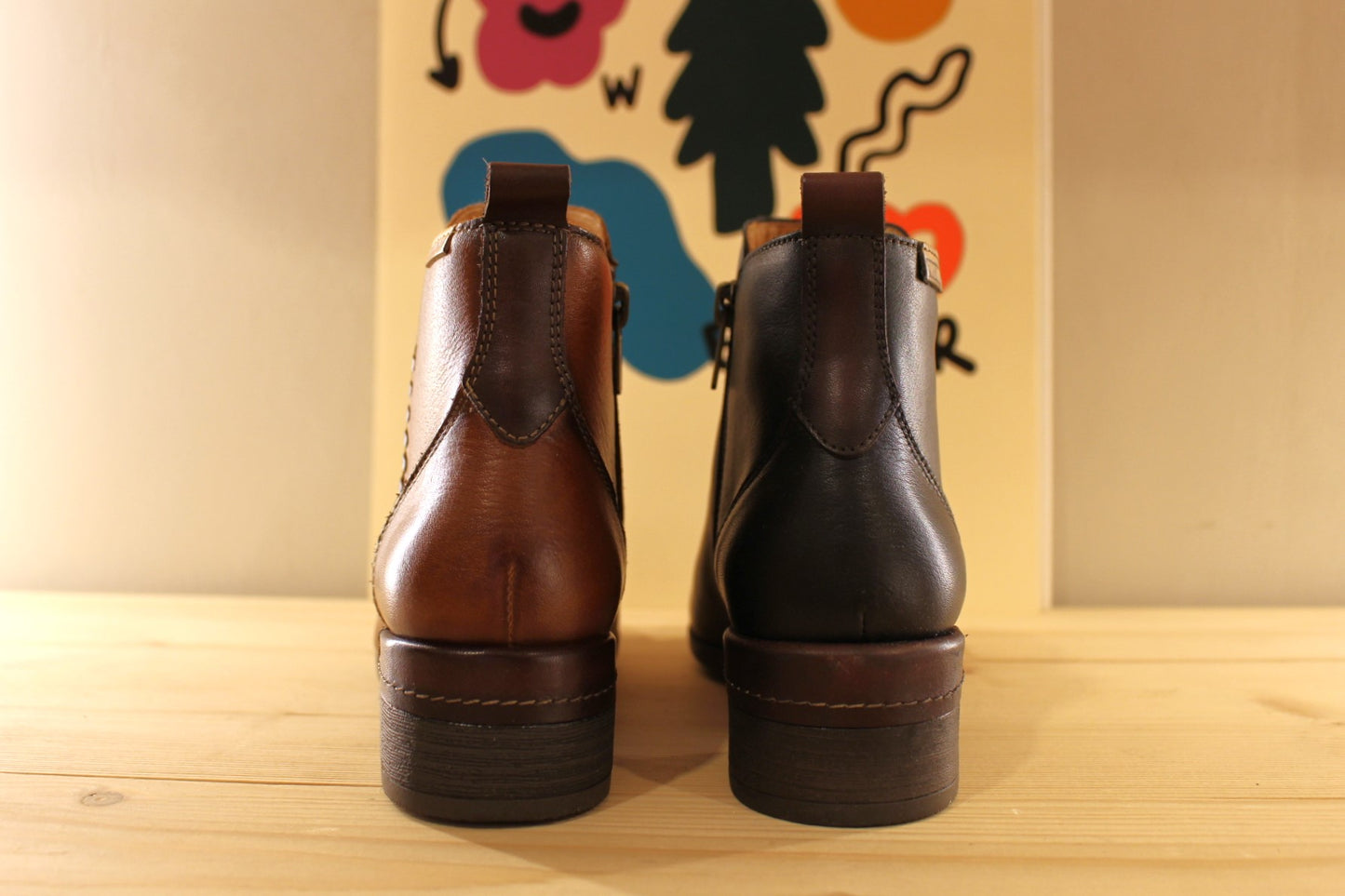 Bottines femme en cuir noir ou marron petit talon PIKOLINOS