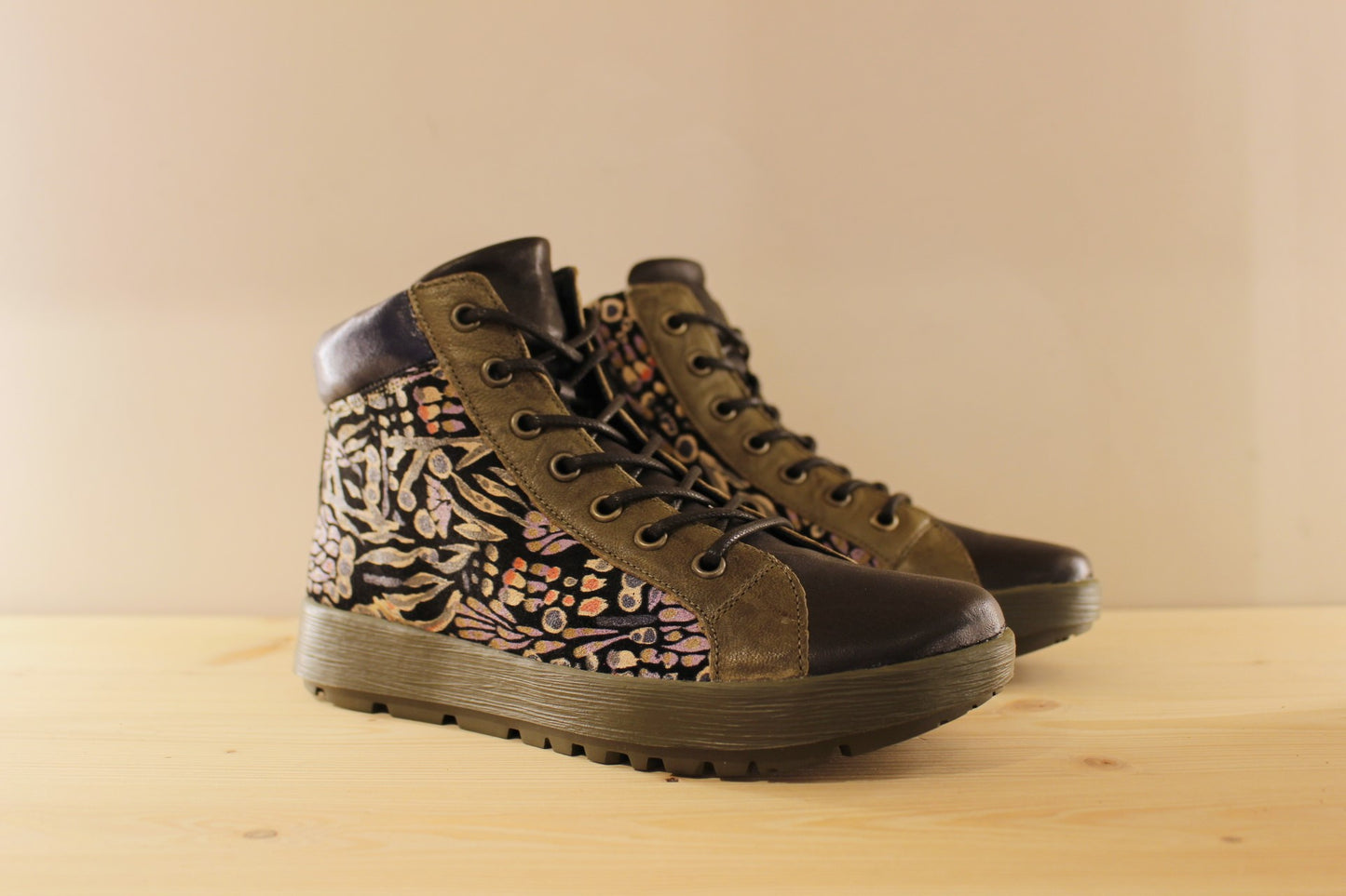 Bottines en cuir de couleur noir, bleu, avec bordures de quartiers kaki. Cuir velours ras imprimé sur les quartiers THINK