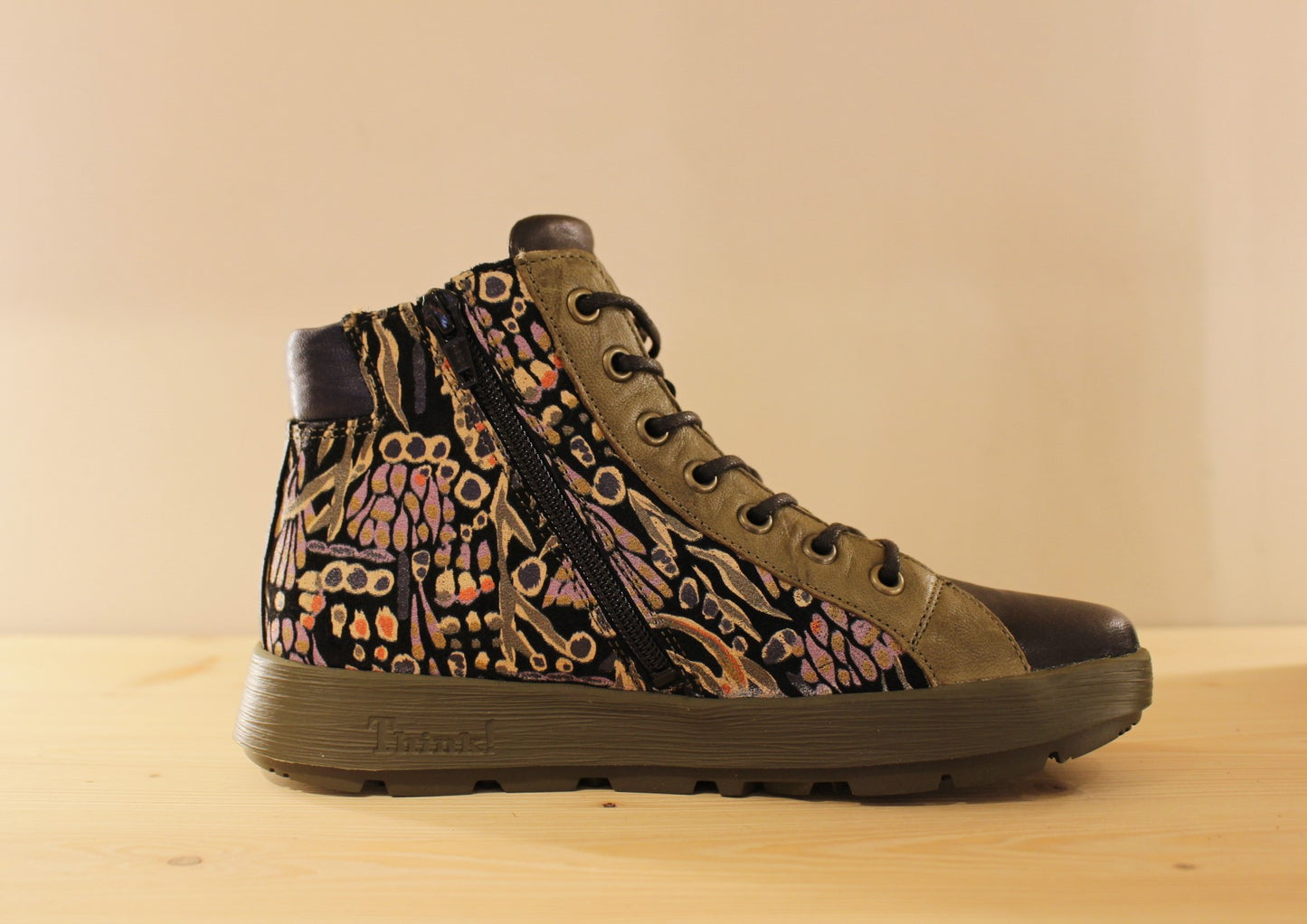 Bottines en cuir de couleur noir, bleu, avec bordures de quartiers kaki. Cuir velours ras imprimé sur les quartiers THINK
