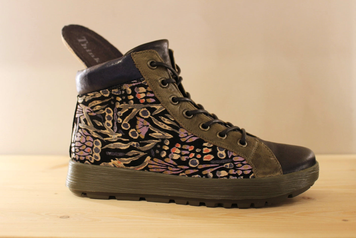 Bottines en cuir de couleur noir, bleu, avec bordures de quartiers kaki. Cuir velours ras imprimé sur les quartiers THINK