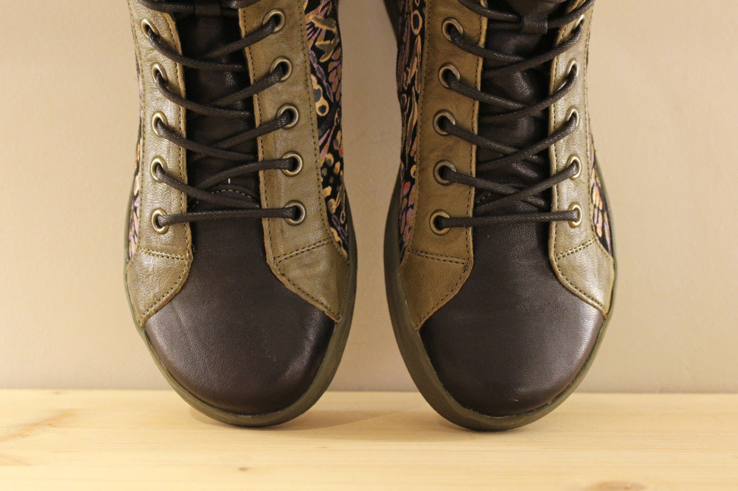 Bottines en cuir de couleur noir, bleu, avec bordures de quartiers kaki. Cuir velours ras imprimé sur les quartiers THINK