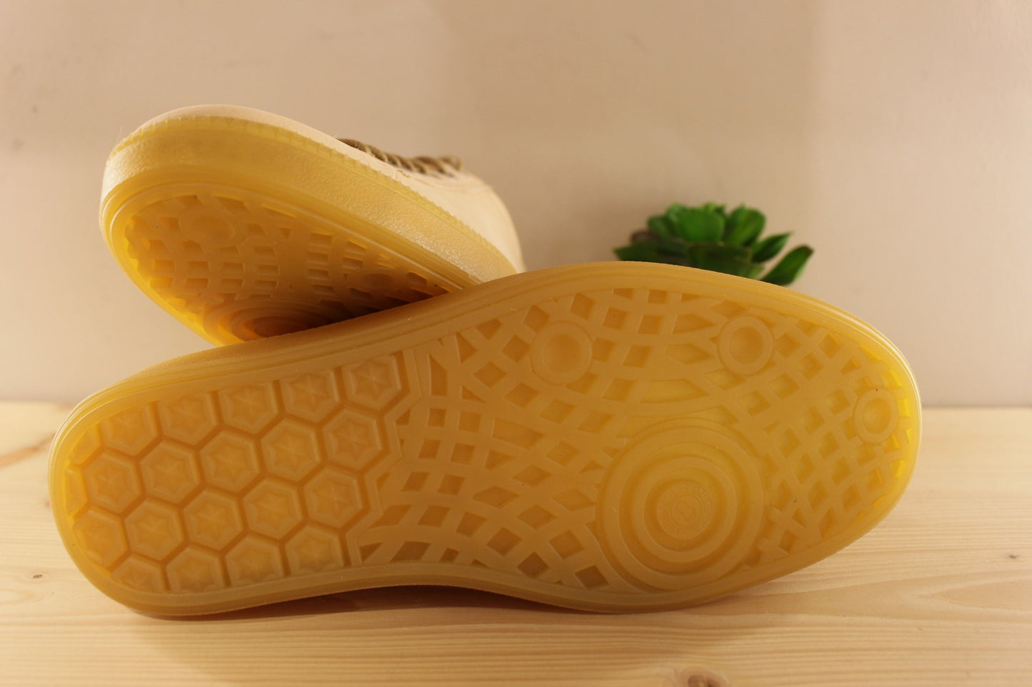 Chaussures en cuir gras, de couleur beige poudré semelle interne amovible THINK