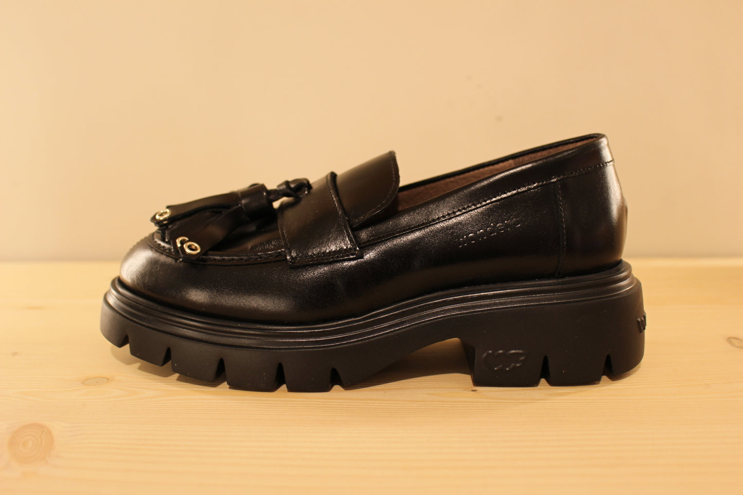 Mocassin cuir rouge ou noir avec pompons WONDERS