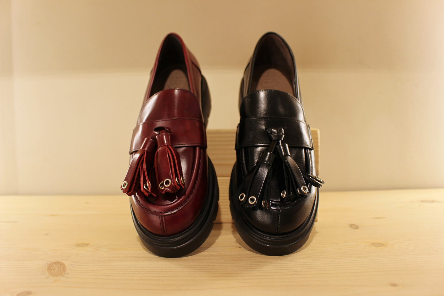 Mocassin cuir rouge ou noir avec pompons WONDERS
