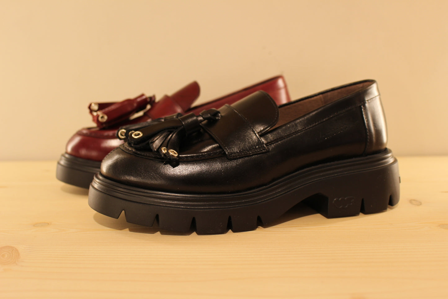 Mocassin cuir rouge ou noir avec pompons WONDERS