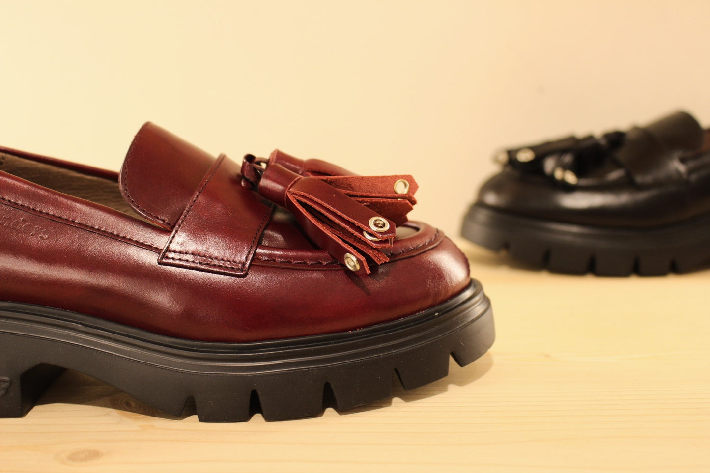 Mocassin cuir rouge ou noir avec pompons WONDERS